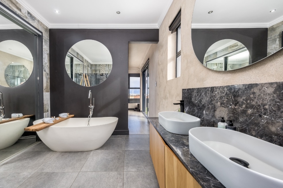 5 Bedroom Property for Sale in Deo Gracia Western Cape